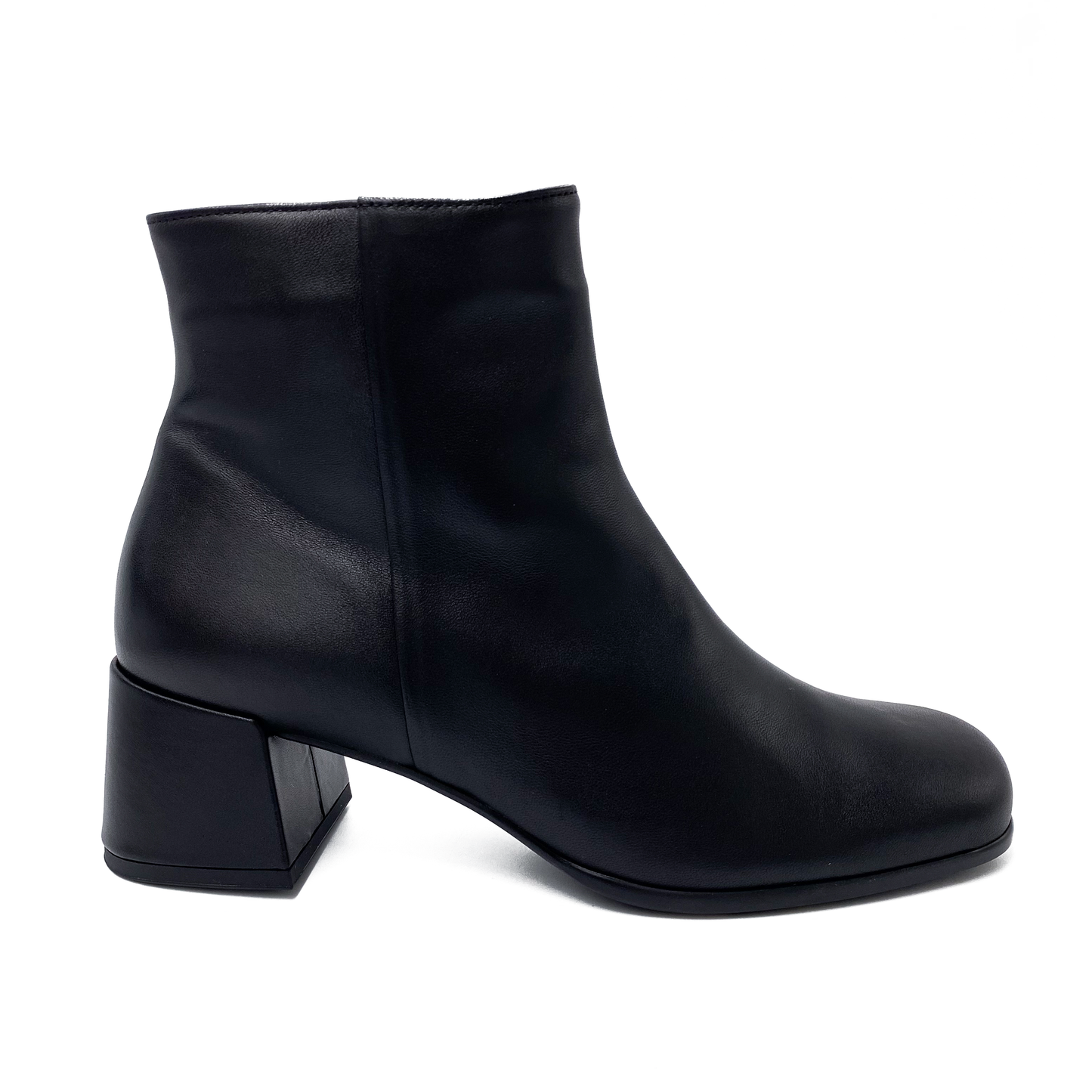 Et billede af en elegant Högl damestøvle i glat sort skind. Støvlen har en hæl og lynlåslukning. Denne smukke støvle er det perfekte valg til at tilføje stil og elegance til ethvert outfit. Med sin sofistikerede design og komfortable pasform er den ideel til både formelle begivenheder og aftenudflugter.